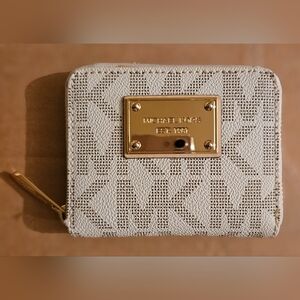MICHAEL KORS BLACK+VANILLA WHITE ITEMS MK SIGNATURE PVC BIFOLD WALLET